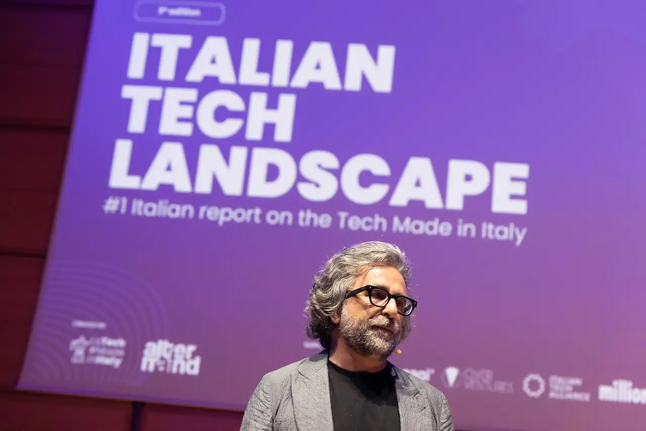 A speaker in front of the Italian Tech Landscape title screen